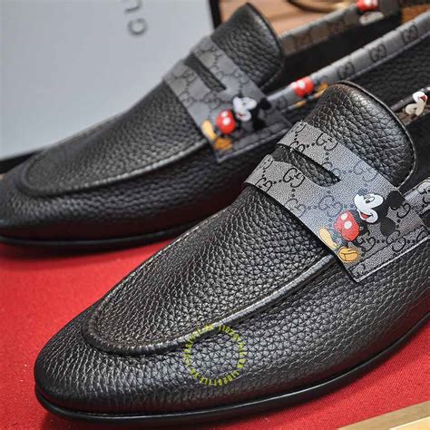 Giày fake 1 Loafer Gucci nam da đen sần họa tiết chuột Mickey